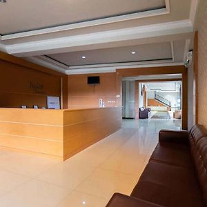 Urbanview Hotel Raja Jambi